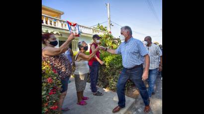 Presidente cubano visita el barrio capitalino La Corbata