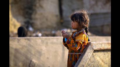 Una niña en campamento de desplazados de Kabul