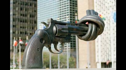 La escultura que en los jardines de la ONU simboliza el desarme.