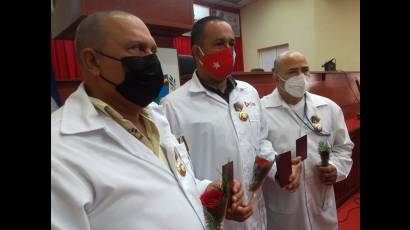 La Orden Lázaro Peña la recibieron especialistas de la Salud y otros centros de trabajo con un papel relevante durante los momentos más críticos de la pandemia en Cuba y el mundo.