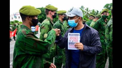 Joven recibe reconocimiento 