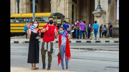 Jóvenes cubanos en Prado este domingo