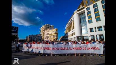 Desde temprano este sábado 27 de Noviembre se concentró el pueblo cubano para homenajear a los ocho estudiantes. Honras que se multiplicaron con marchas patrióticas y de reafirmación revolucionaria en la capital y otras provincias. 