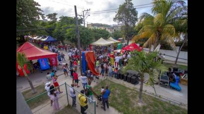 Jóvenes cubanos junto a vecinos de La Timba
