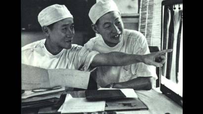 A la izquierda, el doctor Chen Zhongwei