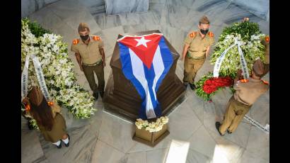 Homenaje a José Martí en el cementerio Santa Ifigenia