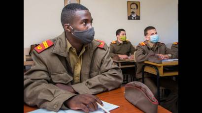 Grupo de estudiantes en la Escuela Militar