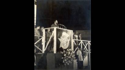 Fidel en la clausura del 1er Congreso de la Asociación de Jóvenes Rebeldes donde se funda la Unión de Jóvenes Comunistas de Cuba (UJC), el 4 de abril de 1962.