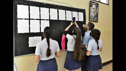 Los muchachos buscaban ansiosos las notas de sus pruebas. 