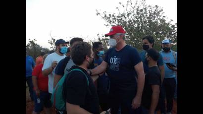 Díaz-Canel en trabajo voluntario junto a jóvenes cubanos