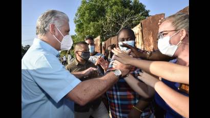 Temprano en la mañana de este jueves, el Primer Secretario del Comité Central del Partido Comunista y Presidente de la República, Miguel Díaz-Canel Bermúdez, visitó el reparto Miraflores-Jesús Menéndez, escenario que vive múltiples transformaciones, para bien, en lo físico y en lo espiritual. 