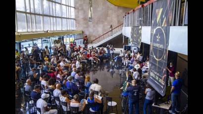 Conferencia de prensa en el lobby del Teatro Nacional de Cuba