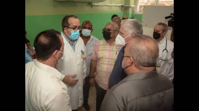 Autoridades del país y la provincia en el hospital Calixto García