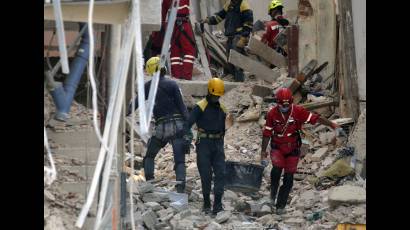 Labores de escombreo en el hotel Saratoga