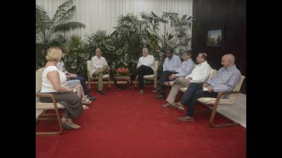 Recibe Primer Secretario del Comité Central del Partido Comunista y Presidente de la República, Miguel Díaz-Canel Bermúdez, al activista Carlos Lazo y una representación de la delegación de 40 estudiantes, padres y maestros estadounidenses del proyecto solidario Puentes de Amor. 