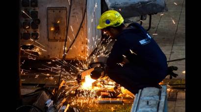 Jóvenes de la termoeléctrica Lidio Ramón Pérez