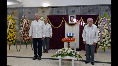 El Presidente cubano junto a otras autoridades encabezó la primera guardia de honor