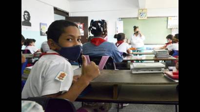 Por el presente y futuro de la nación, se trabaja intensamente para garantizar la reanudación del curso escolar y preparar bien el otro. 