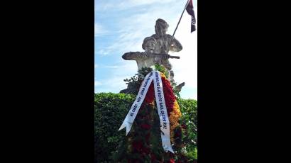 Ofrendas florales de Raúl y Díaz- Canel fueron depositadas ante la tumba del Comandante músico en el Mausoleo a los Héroes y Mártires del III Frente este 11 de septiembre