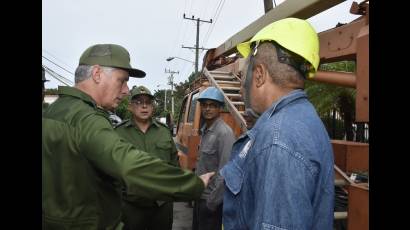  El Jefe de Estado saludó a trabajadores del sector eléctrico que trabajan con agilidad en la recuperación.