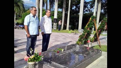 El primer secretario del Partido en Santiago de Cuba, José Ramón Monteagudo, encabezó el tributo a Juan Almeida, en el 13 aniversario de su partida