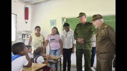 El Presidente de la República entró a las aulas a saludar a los pioneros. 