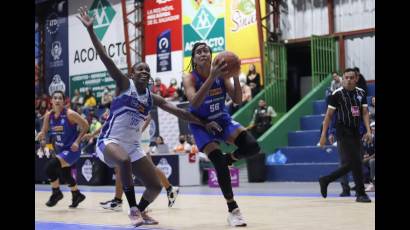 Galindo (derecha) suma una corona y un subtítulo este año en ligas extranjeras. 