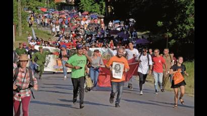 Estudiantes y jóvenes villaclareños protagonizaron este jueves una multitudinaria caminata por la ruta del Guerrillero Heroico. 