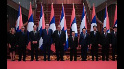 Primer Ministro cubano de visita oficial en la República Democrática Popular Lao