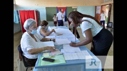 Electores capitalinos asisten a ejercer su derecho al voto.