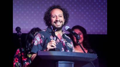 El directo boliviano Kiro Russo al recoger uno de los premios Coral en la gala de clausura del Festival Internacional del Nuevo Cine Latinoamericano