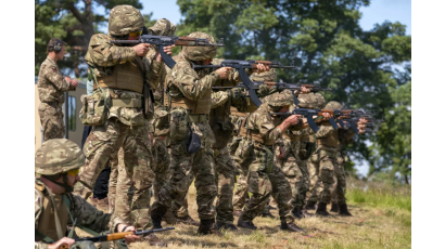 Reclutas ucranianos entrenando en base militar cerca de Manchester.