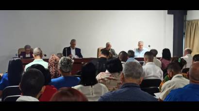 Presidente cubano asiste a los debates en la Comisión de asuntos económicos. 