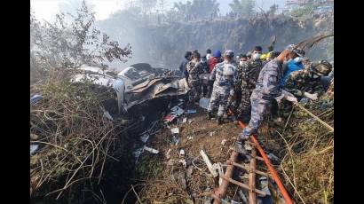 Hallan caja negra de avión siniestrado en Nepal