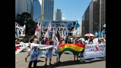 Organizaciones sociales piden hoy en las afueras de la sede de la VII Cumbre de la Celac el fin de todos los bloqueos en América Latina. 