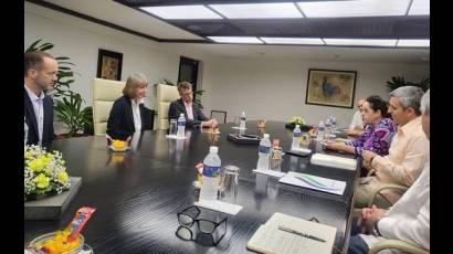 Encuentro en La Habana entre Jorge Luis Perdomo Di-Lella, vice primer ministro cubano, y Candace Johnson, presidenta y directora ejecutiva del centro científico norteamericano.