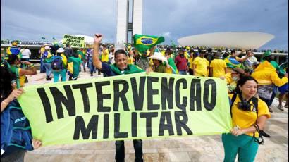 Bolsonaristas que vandalizaron edificios gubernamentales de Brasil en su intento de golpe pidieron intervención militar.