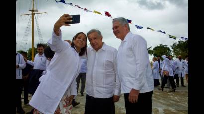 Presidente Díaz-Canel, acompañado por AMLO, sostuvo encuentro con representación de colaboradores cubanos de la salud