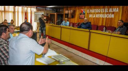 Reunión de trabajo con autoridades políticas, gubernamentales y directivos de Holguín.