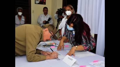 Raúl ejerce su derecho al voto.