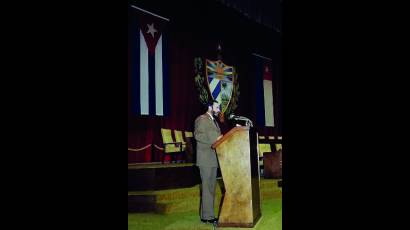 Fidel pronuncia el discurso en la sesión solemne de la constitución de la Asamblea Nacional del Poder Popular en el Teatro Karl Marx, el 2 de diciembre de 1976.