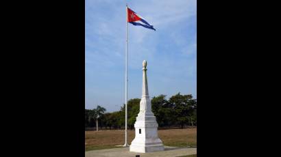 El sobrio monumento, de una altura de 6,25 metros, tiene una parte superior construida con mármol blanco de Carrara, en forma de columna rematada con una copa enlutada.