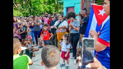 Participantes de la primera Misión de Solidaridad con Cuba de la Federación Mundial de Juventudes Democráticas visitaron el barrio El Husillo