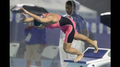 Ni siquiera la insistente lluvia evitó que Gámez consiguiera completar una actuación antológica en las piscinas cuscatlecas. 