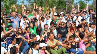 Los participantes en al siembra del Bosque del Cine en Isla de la Juventud saludan el Día Mundial del Medio Ambiente
