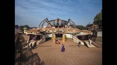 La entrada bicéfala del  Museo de Foumbam