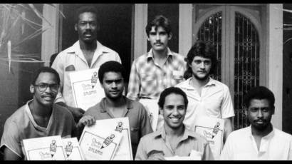 En esta foto de Perfecto Romero, y gracias a la increíble memoria de Laz, ganador del Primer Premio en historieta, pudimos reconocer a algunos de aquellos jóvenes premiados en el Chispa Joven de 1986. De izquierda a derecha, arriba: Cecilio (no el de Cecilín y Coti), Ciro Castellanos (CiCaRo) y Hurtado. Abajo: Laz, Cervantes, Ares y Betanzos.