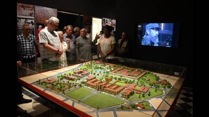 El Presidente cubano junto a otras personalidades recorrió el Museo Histórico 26 de Julio.