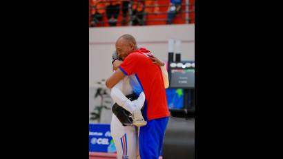 La cubana Yania Gavilán terminó con medalla de plata en la espada femenina