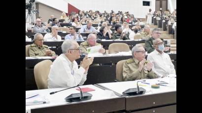 El General de Ejército Raúl Castro Ruz, presente en los debates parlamentarios de este viernes